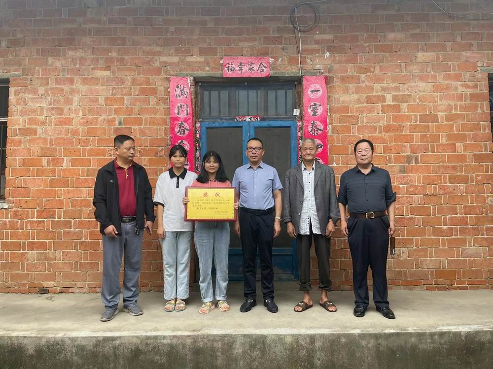 精準(zhǔn)幫扶送溫暖，資助育人暖人心--永和集團(tuán)董事長(zhǎng)走訪慰問貧困大學(xué)生