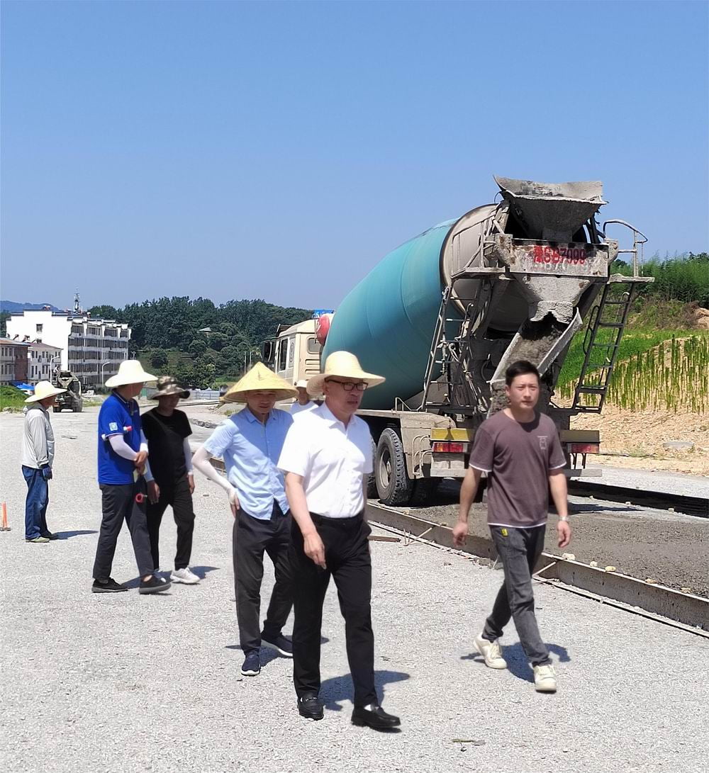 高溫下的堅(jiān)守 ——河南永和建設(shè)集團(tuán)董事長孔德穩(wěn)蒞臨項(xiàng)目施工現(xiàn)場(chǎng)考察指導(dǎo)工作